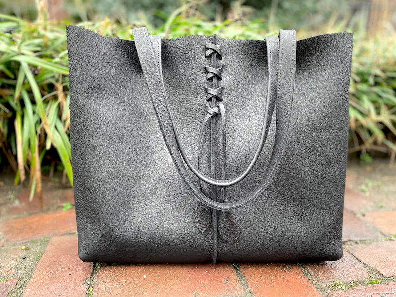 Black leather tote with leaves, Work and travel leather bag , Leather shopper bag with zipper, Laptop computer bag, women’s handbag - Imagem 8