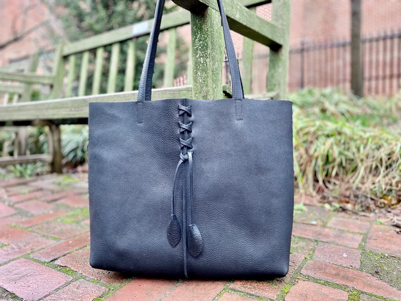 Black leather tote with leaves, Work and travel leather bag , Leather shopper bag with zipper, Laptop computer bag, women’s handbag - Imagem 7