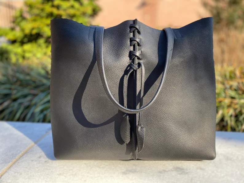 Black leather tote with leaves, Work and travel leather bag , Leather shopper bag with zipper, Laptop computer bag, women’s handbag - Imagem 10